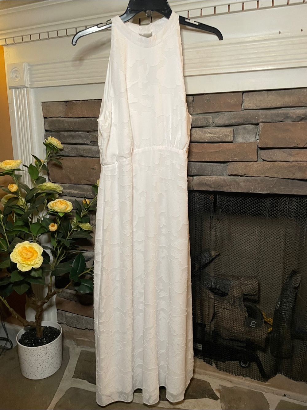 Elegant White Maxi Dress with Textured Floral Pattern